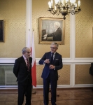 Medailleuitreiking aan Henri Goldberg door de ambassadeur van Polen